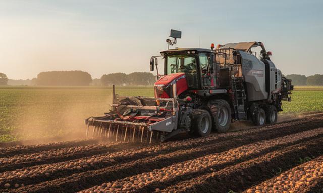 Aardappelrooier op een akker met datagestuurde teeltregistratie in Noord-Brabant